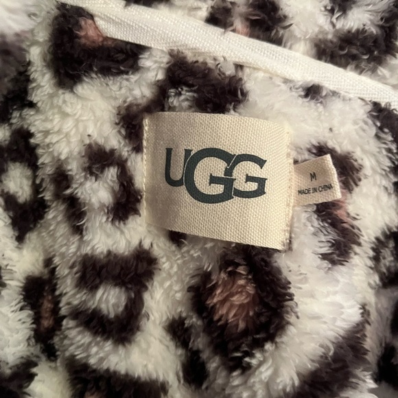 Never worn UGG Medium Robe - Picture 3 of 5